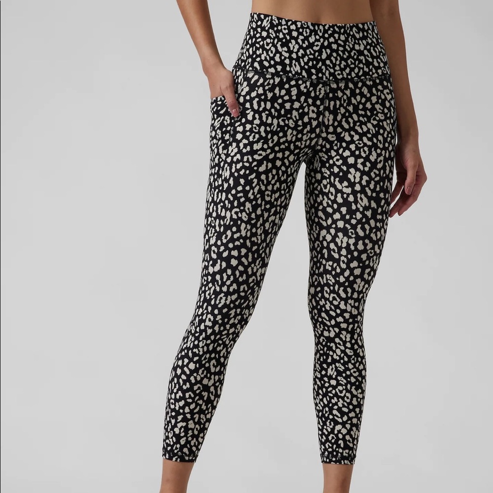 LIKE NEW Athleta Leggings with Pockets